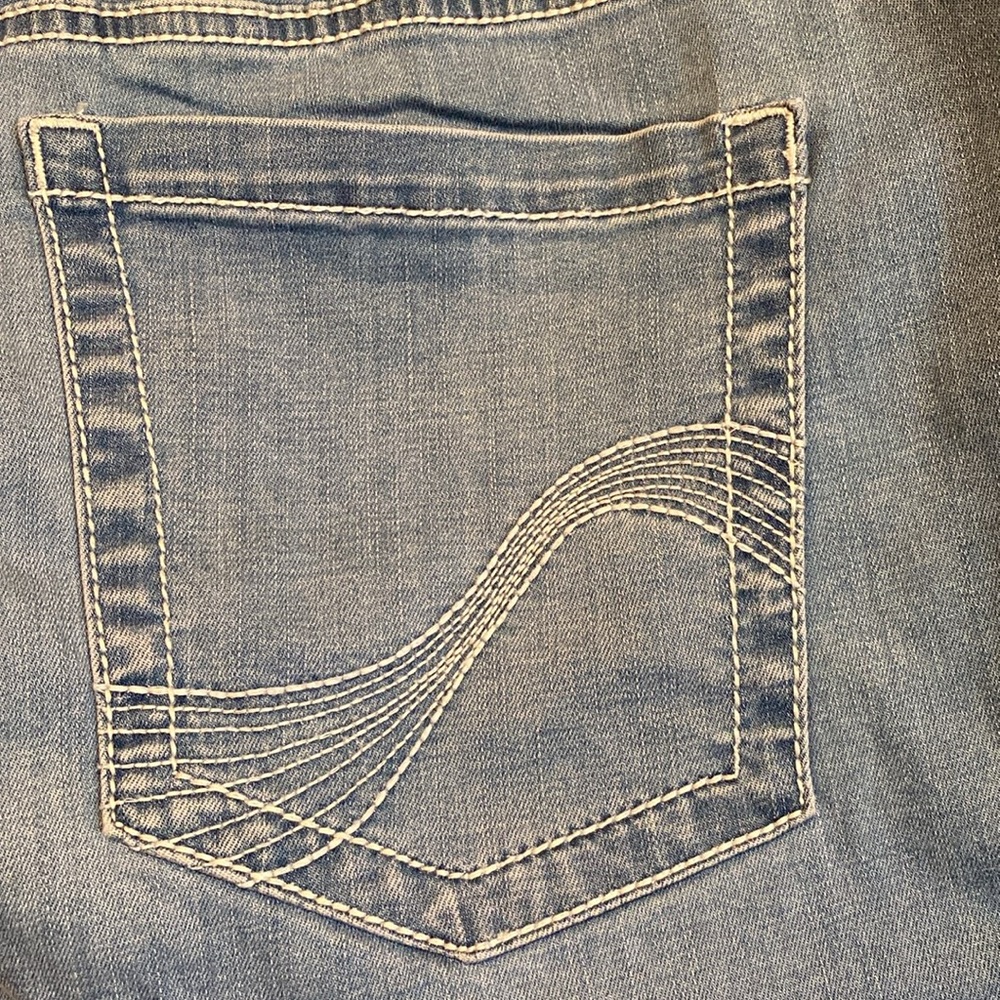 NWT Lane Bryant Capri Jeans w/zipper & button. Comfort Waist. 5 Pocket Style. - Picture 4 of 9